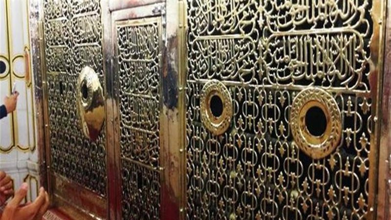 دفن أبو بكر إلى جوار