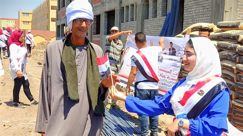 طالبة تهدي علم مصر