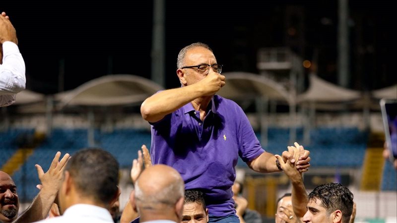 اشرف نصار يحتفل ببقاء