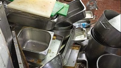 إعدام 878 كيلو و98 لتر أغذية ومشروبات فاسدة بشرم الشيخ | صور
