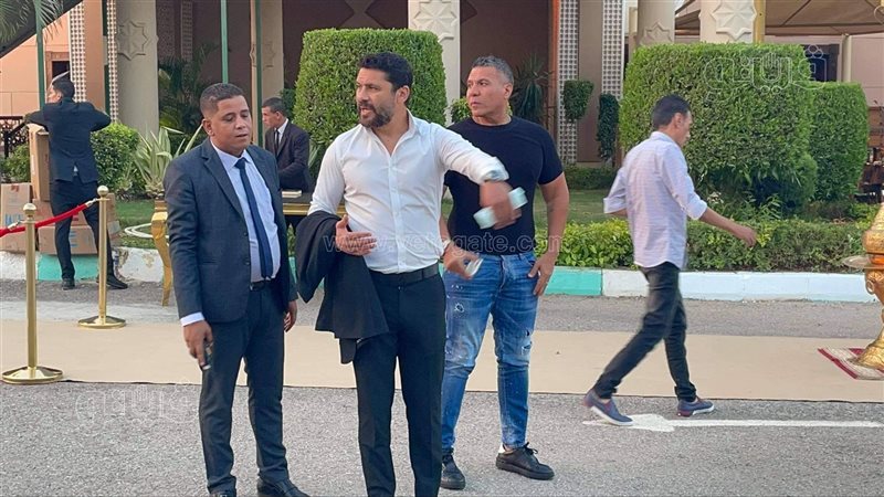 أحمد حسن يستقبل المعزين