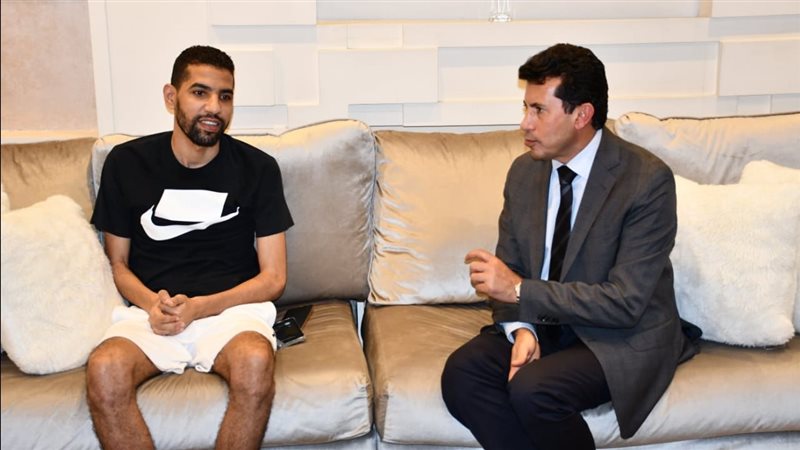 وزير الرياضة يزور