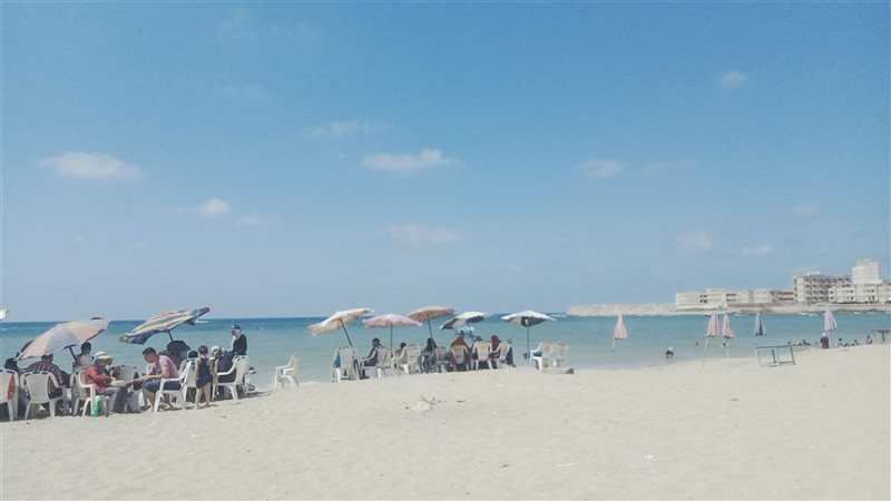 إقبال متوسط على شاطئ