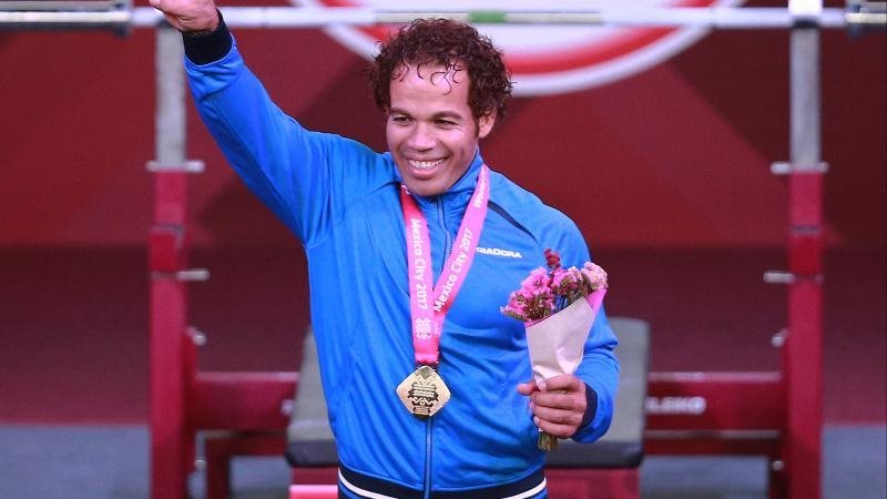 شريف عثمان لاعب منتخبنا