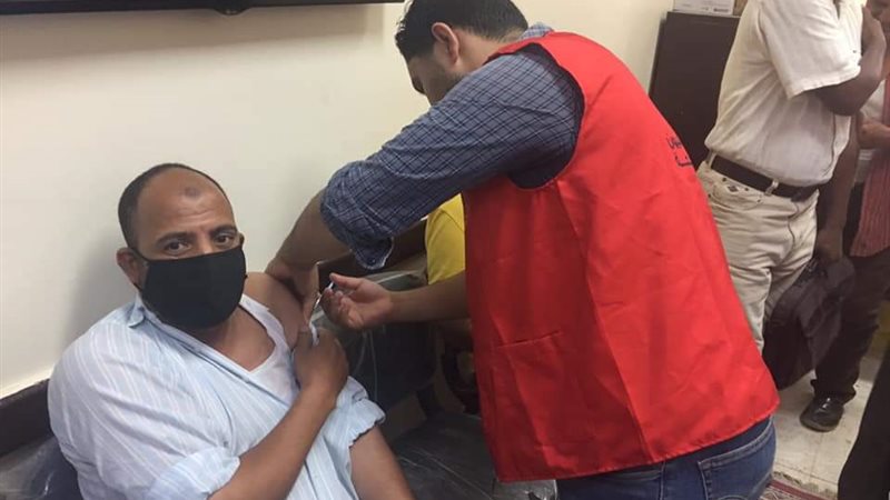 تطعيم العاملين بالقطاع