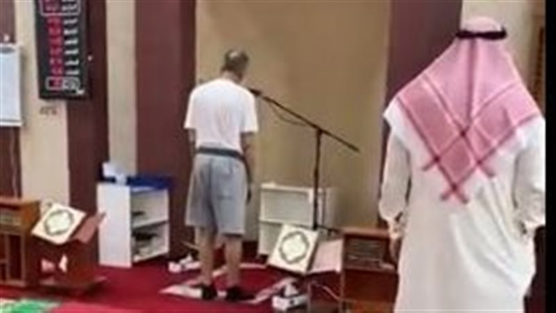 مؤذن يرتدي الشورت