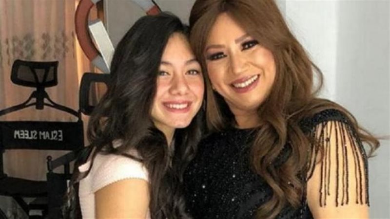 الفنانة انتصار وابنتها