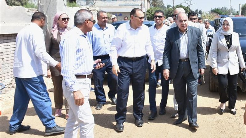 المحافظ يتابع الرصف
