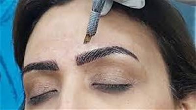 يؤدي لالتهابات بكتيرية خطيرة تصل للوفاة.. باحث بنيويورك يحذر من وشم الحواجب