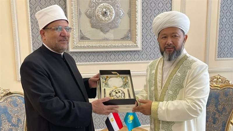 مفتي كازاخستان يهدي