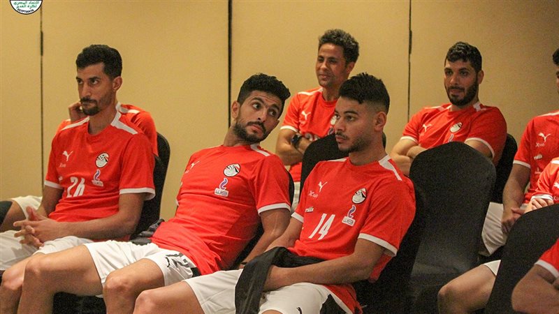 لاعبي منتخب مصر يستمعون