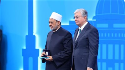 رئيس كازاخستان يسلم الطيب جائزة أستانا الدولية تقديرا لجهوده في مجال الحوار بين الأديان