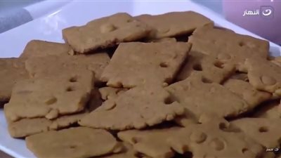زي المخابز.. طريقة عمل مقرمشات الجبنة بمكونات بسيطة | فيديو 