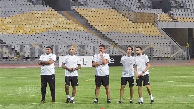 مدرب المنتخب أثناء