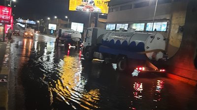 إصلاح ماسورة مياه رئيسية تسببت في تعطل المرور وسط الإسكندرية | صور