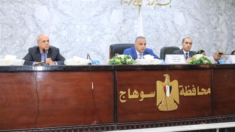 محافظ سوهاج يناقش