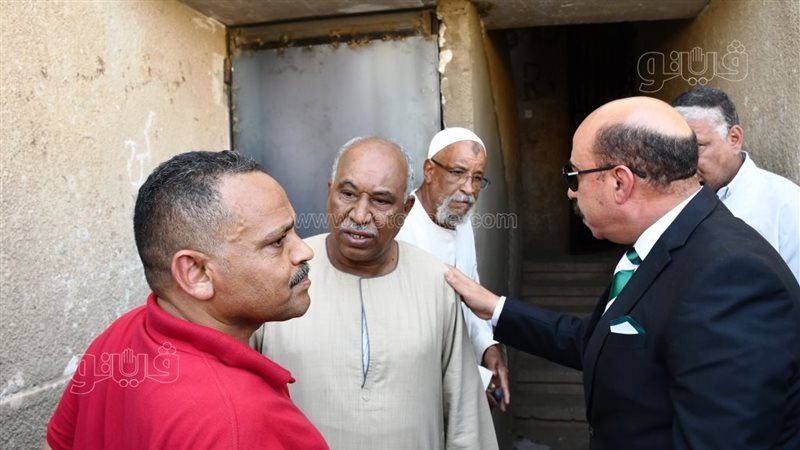 محافظ أسوان ومواطنين