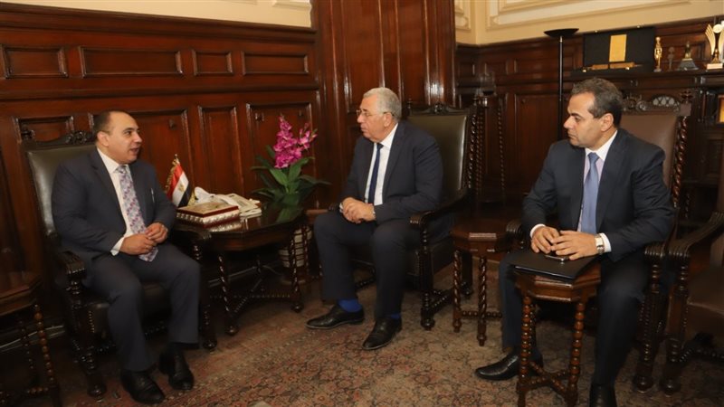وزير الزراعة وسفير
