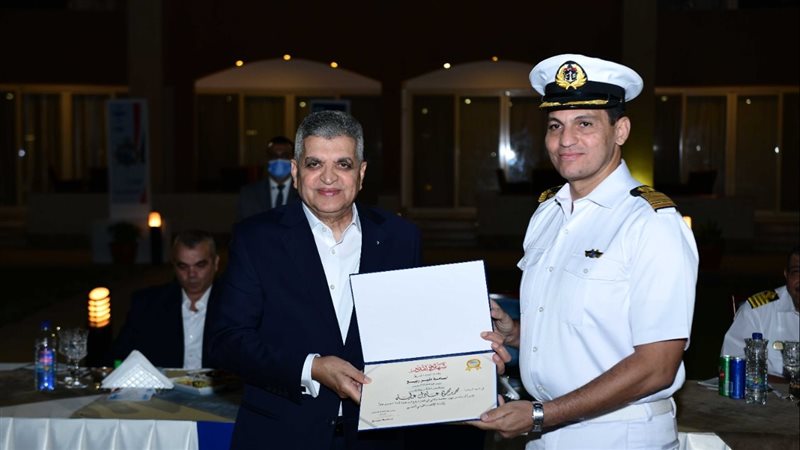  أسامة ربيع يشيد
