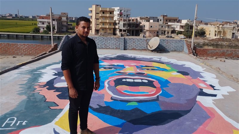 شاب يرسم جرافيتي