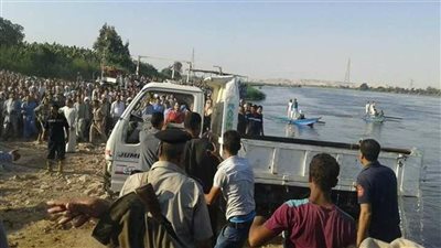 تفاصيل مروعة.. شاهد عيان يكشف اللحظات الأخيرة قبل حادث معدية أشمنت ببني سويف.. مصرع شخصين ومواطن ينقذ باقي الركاب.. والأهالي يناشدون الرئيس بإنشاء كوبري | فيديو 