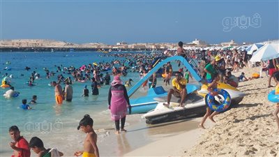 صيفنا لسه مكمل معانا.. إقبال المصطافين على شواطئ مرسى مطروح| صور