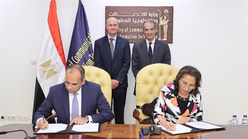 وزير الاتصالات اثناء