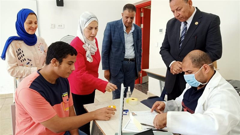الكشف علي الطلاب