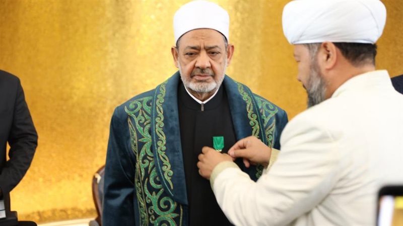 مفتي كازاخستان يهدي
