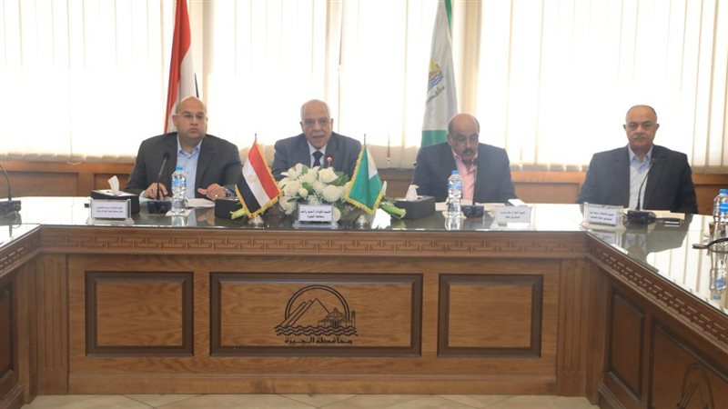 لقاء محافظ الجميع