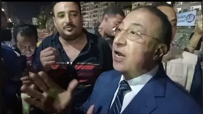 جولة مفاجئة لمحافظ الإسكندرية في سوق دربالة.. يستمع لشكاوى المواطنين.. ويوجه الأجهزة التنفيذية بالتعامل
