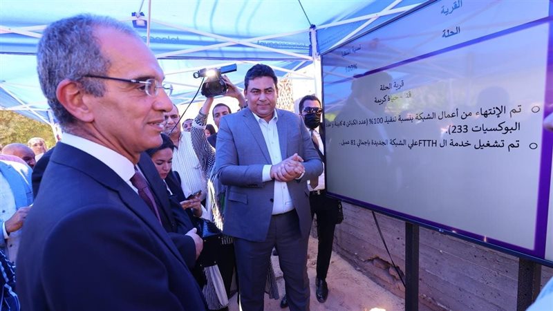 وزير الاتصالات يستمع