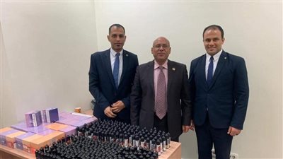 إحباط محاولة تهريب سجائر ومستلزمات الشيش الإلكترونية بمطار القاهرة | صور