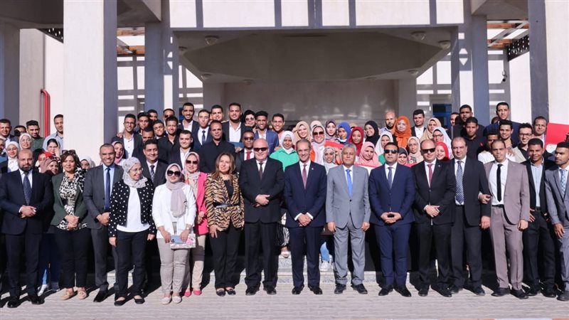 وزير الاتصالات خلال
