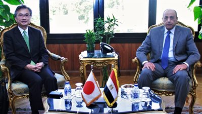 وزير الطيران يبحث مع سفير اليابان بمصر تعزيز التعاون