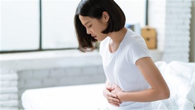 أعراض التسمم الغذائي وأسبابه وطرق العلاج السريعة