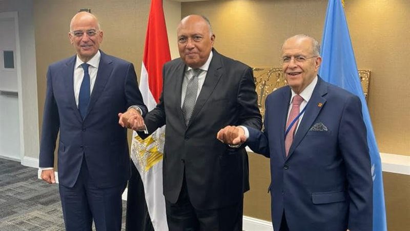وزير الخارجية مع