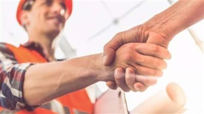 كيف يحافظ قانون العمل الجديد على حق العامل في حظر فصلها تعسفيا؟