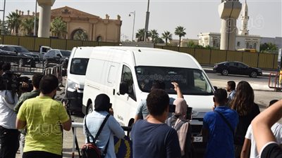 خالد وعمرو سليم يصلان مسجد الشرطة استعدادا لصلاة الجنازة على هشام سليم | فيديو 