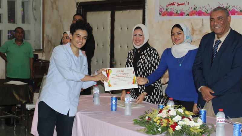 تكريم الطلاب الاوائل