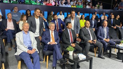 رئيس الأولمبية الدولية يشاهد مباراة إسكواش في بطولة مصر