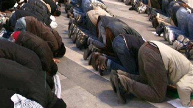حكم الصلاة بالحذاء