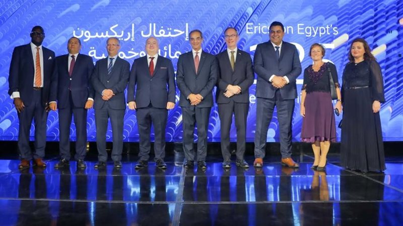 وزير الاتصالات خلال