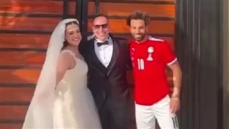محمد صلاح مع العروسين