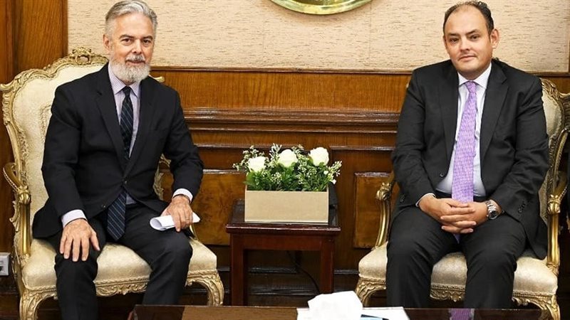  وزير الصناعة وأنطونيو