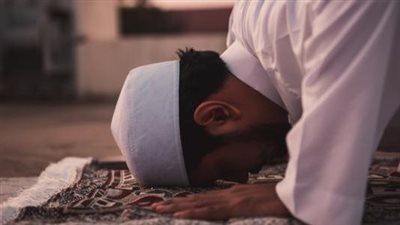 8 أفعال تؤدي لبطلان صلاتك.. احذرها