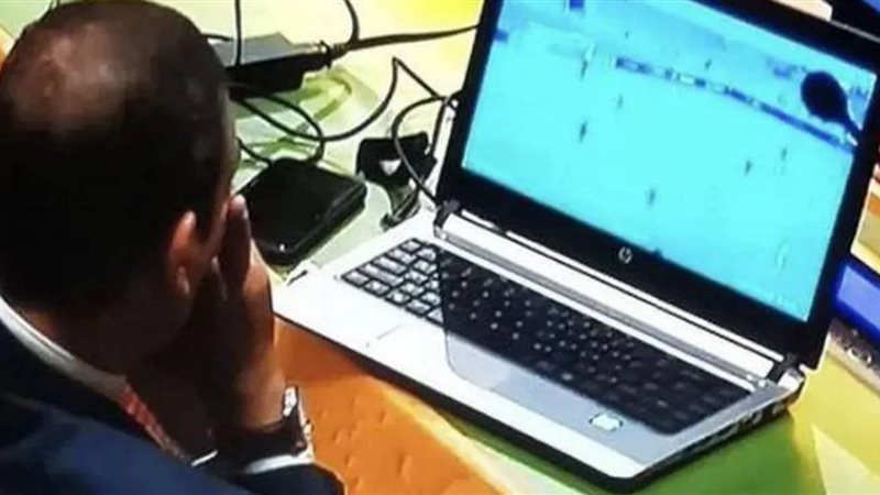 الدبلوماسي وهو يشاهد