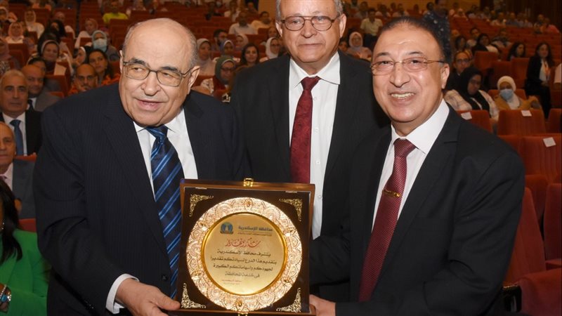 تكريم مدير مكتبه