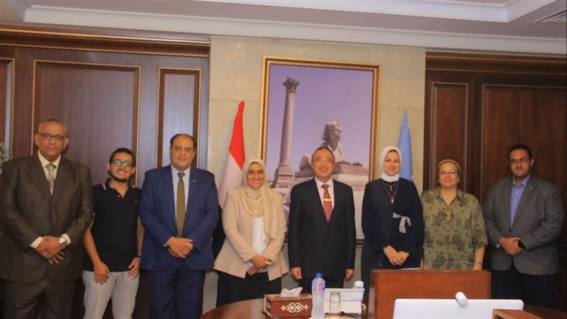 المحافظ خلال الاجتماع