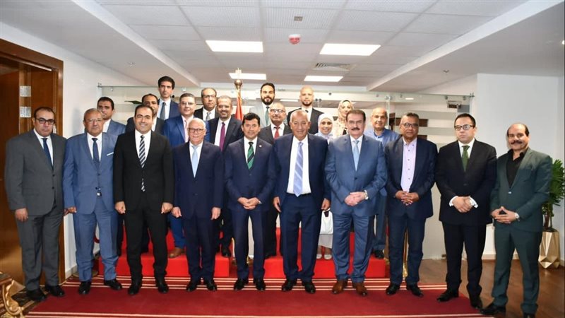 أثناء توقيع عقود